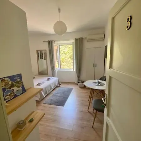 Im Apartment *